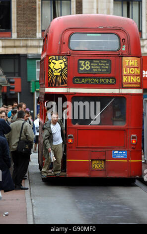 38 Routemaster Double Decker Bus - Londra Foto Stock