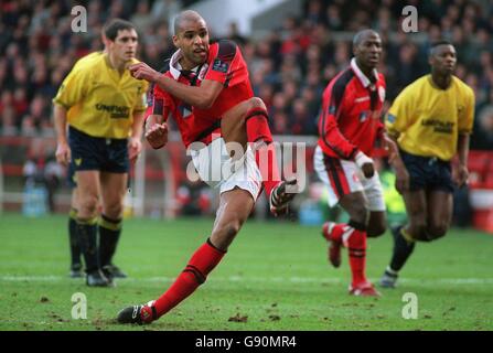 Calcio - Nationwide League Division uno - Nottingham Forest / Oxford United. Pierre Van Hooijdonk di Nottingham Forest segna l'equalizzatore contro Oxford United dal punto di rigore Foto Stock