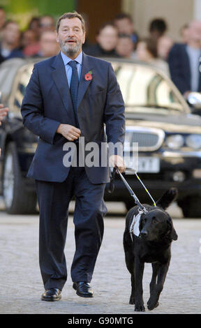 Il Segretario di Stato per il lavoro e le pensioni David Blunkett arriva alla Cattedrale di St. Paul di Londra, martedì 1 novembre 2005, per un servizio commemorativo dedicato a coloro che hanno perso la vita durante gli attentati terroristici di Londra il 7 luglio. Vedere la storia di PA. MEMORIAL esplosioni PREMERE ASSOCIAZIONE foto. Il credito fotografico dovrebbe essere: Matthew Fearn/PA Foto Stock