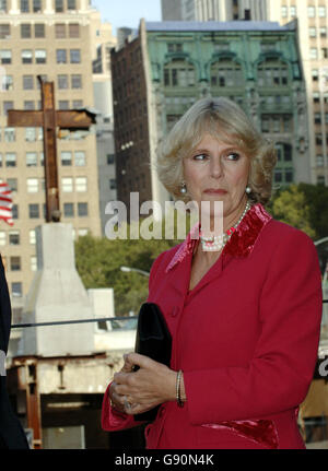 La Duchessa di Cornovaglia durante una visita a Ground Zero, il sito del World Trade Center a New York, martedì 1 novembre 2005. Charles e Camilla si sono toccati negli Stati Uniti a pranzo e sono stati sussurrati direttamente a Ground Zero per rendere omaggio alle vittime del 11 settembre 2001. Nessuno dei due aveva visitato la città dopo la tragedia. Camilla, indossando una giacca rosa crepe di lana italiana e vestito dal designer britannico Roy Allen, ha messo un bouquet in un monumento che si affaccia sul sito. Vedi PA Story ROYAL Charles. PREMERE ASSOCIAZIONE foto. Il credito fotografico dovrebbe essere: Arthur Edwards/PA/Pool/The Sun Foto Stock