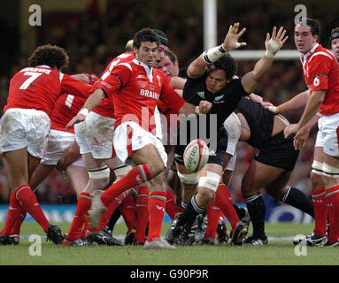 Chris Masoe (centro a destra), neozelandese, si è accaposto di un calcio di sdoganamento da Mike Phillips del Galles durante la partita internazionale al Millennium Stadium di Cardiff, sabato 5 novembre 2005. PREMERE ASSOCIAZIONE foto. Il credito fotografico dovrebbe essere: David Jones/PA. Foto Stock