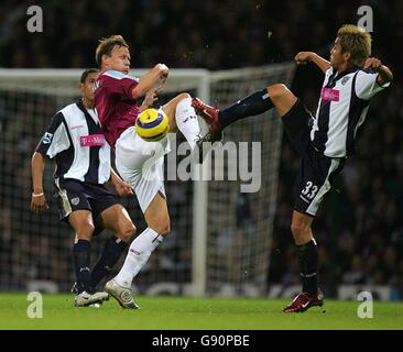 Calcio - fa Barclays Premiership - West Ham United / West Bromwich Albion - Upton Park. Il Junichi Inamoto di West Bromwich Albion (r) e il Teddy Sheringham di West Ham United combattono per la palla Foto Stock