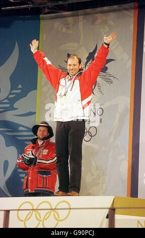 Medaglia - Olimpiadi invernali - Nagano 1998 - combinata. Mario Reiter d'Austria celebra la vittoria della medaglia d'oro nel Mens combinato Foto Stock