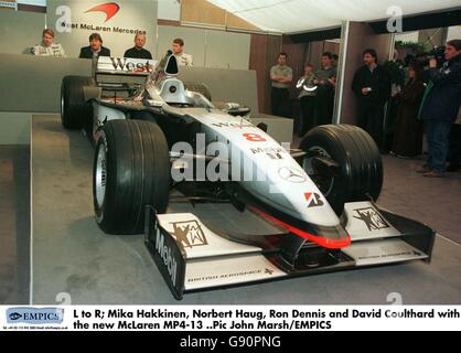 Formula uno Motor Racing - lancio della McLaren. L a R; Mika Hakkinen, Norbert Haug, Ron Dennis e David Coulthard con la nuova McLaren MP4-13 Foto Stock