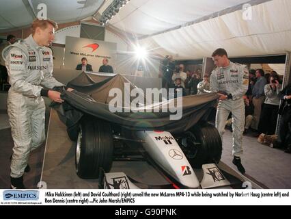 Mika Hakkinen (a sinistra) e David Coulthard (a destra) svelano il nuovo McLaren MP4-13 mentre è guardato da Norbert Haug (centro a sinistra) E Ron Dennis (centro a destra) Foto Stock