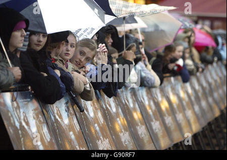 I fan si sfidano per la pioggia fuori dal cinema Odeon in Leicester Square di Londra in attesa degli arrivi per la prima mondiale del nuovo film "Harry Potter e il calice del fuoco", domenica 6 novembre 2005. Guarda la storia di PA SHOWBIZ Potter. PREMERE ASSOCIAZIONE foto. Il credito fotografico dovrebbe essere: Jane Mingay/PA. Foto Stock