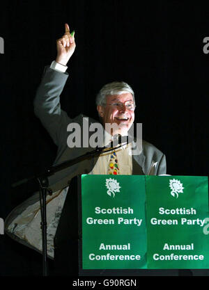 Il co-conventer del partito verde scozzese Robin Harper ha tenuto il suo discorso di chiusura alla conferenza annuale di partito a Dundee, domenica 6 novembre 2005. Vedi PA Story SCOTLAND Greens. PREMERE ASSOCIAZIONE foto. Il credito fotografico dovrebbe essere: David Cheskin/PA Foto Stock