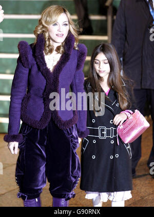 Madonna e sua figlia Lourdes arrivano alla prima mondiale del film 'Harry Potter e il calice del fuoco', al cinema Odeon, Leicester Square, nel centro di Londra, domenica 6 novembre 2005. Guarda la storia di PA SHOWBIZ Potter. PREMERE ASSOCIAZIONE foto. Il credito fotografico dovrebbe essere: Jane Mingay/PA Foto Stock