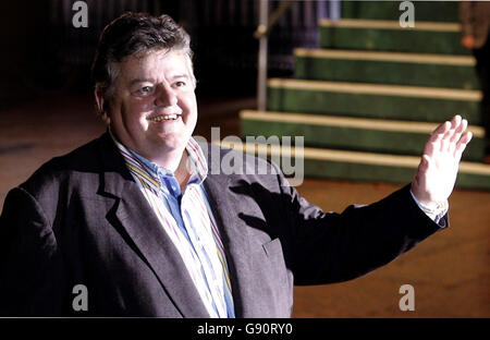 Robbie Coltrane arriva alla prima mondiale del film "Harry Potter and the Goblet of Fire", al cinema Odeon, Leicester Square, nel centro di Londra, domenica 6 novembre 2005. Vedere la storia di PA SHOWBIZ Potter. PREMERE ASSOCIAZIONE foto. Il credito fotografico dovrebbe essere: Jane Mingay/PA Foto Stock