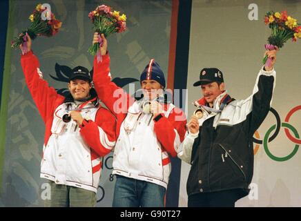 Medaglia - Olimpiadi invernali - Nagano 1998 - Slalom gigante maschile. L-R; medaglia d'argento Stefan Eberharter (Austria), medaglia d'oro Hermann Maier (Austria) e medaglia di bronzo Michael von Gruenigen (Svizzera) Foto Stock