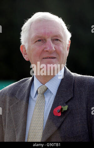 L'allenatore Martin Pipe durante il suo giorno aperto alle scuderie Pond House di Wellington, Somerset, lunedì 7 novembre 2005. PREMERE ASSOCIAZIONE foto. Il credito fotografico dovrebbe essere: David Davies/PA. Foto Stock