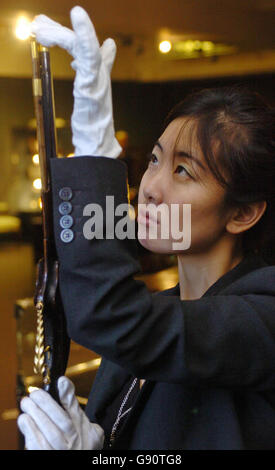 Sara Kuwahara, un portiere Bonhams di Fukuoka in Giappone, detiene una delle rare due pistole di flintlock svizzere a 28 bore presso la Bonhams Auction House a Londra occidentale, lunedì 7 novembre 2005. La pistola, risalente al 1650, sarà venduta in una vendita dal titolo 'Belle Antique Firearms from the W. Keith Neal Collection' a Bonhams a Knightsbridge giovedì 10 novembre a partire dal 14.30. Vedi la storia di PA SALE Guns. PREMERE ASSOCIAZIONE foto. Il credito fotografico dovrebbe essere: Johnny Green/PA. Foto Stock