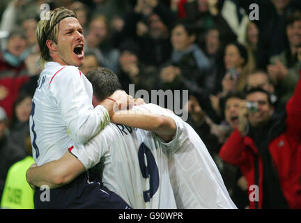 Calcio - amichevole - Argentina / Inghilterra - Stade de Geneve. David Beckham in Inghilterra festeggia con Michael Owen dopo il vincitore di Owen Wayne Rooney. Foto Stock