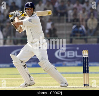 Marcus Trescothick in Inghilterra si scontra contro il Pakistan durante il secondo giorno della prima prova al Multan Cricket Stadium di Multan, Pakistan, domenica 13 novembre 2005. Vedi la storia della Pennsylvania CRICKET Inghilterra. PREMERE ASSOCIAZIONE foto. Il credito fotografico deve essere: Gareth Copley/PA. ***SOLO PER USO EDITORIALE - NON USO DI TELEFONI CELLULARI*** Foto Stock