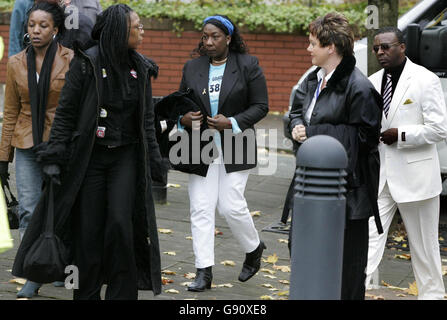 Gee Walker (Center) madre dell'adolescente assassinato di Liverpool Anthony Walker, è accompagnata da membri della famiglia quando arriva a Preston Crown Court, lunedì 14 2005 novembre. La giuria sarà giurata, al processo di due uomini accusati di aver ucciso l'adolescente nero Walker. Michael Barton e Paul Taylor, di 17 e 20 anni, sono accusati di aver ucciso a luglio lo studente DI A-Level di 18 anni a Huyton, Merseyside. Vedi PA Story COURTS Axe. PREMERE ASSOCIAZIONE foto. Il credito fotografico dovrebbe essere: Phil Noble/PA Foto Stock