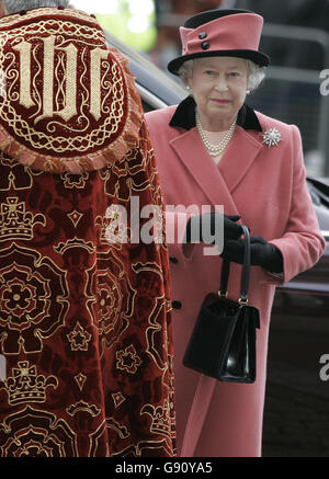 La Regina Elisabetta II della Gran Bretagna arriva all'Abbazia di Westminster, Londra, martedì 15 novembre 2005 per assistere ad un servizio di Santa comunione all'inaustra dell'ottavo Sinodo generale della Chiesa d'Inghilterra. Vedi PA storia RELIGIONE Sinodo. PREMERE ASSOCIAZIONE foto. Il credito fotografico dovrebbe essere: Kirsty Wigglesworth/WPA/AP/PA Foto Stock