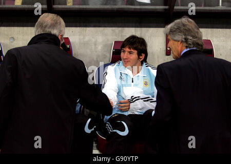 Lionel messi argentino (c) scuote le mani con l'allenatore inglese Sven Goran Eriksson (l) come allenatore argentino Jose Nestor Pekermann (r) guarda avanti Foto Stock