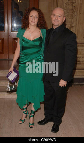 Ross Kemp e Rebekah Wade arrivano per il National Television Awards 2005 (NTA), presso la Royal Albert Hall, nel centro di Londra, martedì 25 ottobre 2005. Vedere la storia di PA SHOWBIZ Awards. PREMERE ASSOCIAZIONE foto. Il credito fotografico dovrebbe essere: Ian West/PA Foto Stock