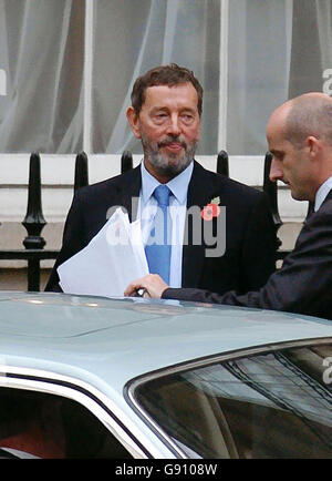 Segretario di Stato per il lavoro e le pensioni David Blunkett al di fuori del suo ufficio di Londra, lunedì 31 ottobre 2005. Il Segretario alle pensioni Blunkett dovrebbe essere "autorizzato a svolgere il suo lavoro", ha insistito oggi il primo ministro Tony Blair. Il primo ministro sta cercando di fornire consulenza in merito alle affermazioni secondo cui il coinvolgimento di Blunkett in una società di analisi del DNA ha violato le norme ministeriali e costituisce un conflitto di interessi. E parlando a Downing Street, Blair ha ammonito la gente a non 'affrettarsi a concludere?. Vedere la storia politica di PA Blunkett. PREMERE ASSOCIAZIONE foto. Il credito fotografico dovrebbe essere: Michael Stephens/PA. Foto Stock