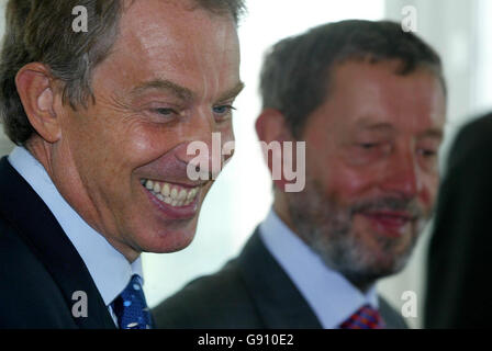 Il primo ministro Tony Blair e il segretario all'interno David Blunkett, durante la loro visita all'unità di controllo dell'asilo a Croydon; Londra del sud. Datato 27 agosto 2003... il Segretario di lavoro e delle pensioni Blunkett è di fare una dichiarazione stasera ottobre 31 2005 circa le azioni tenute nella fiducia per i suoi figli nella società tecnologica DNA Biosciences, Downing Street ha detto oggi. Il portavoce ufficiale del primo ministro Tony Blair ha affermato che Blunkett sarebbe rimasto nel governo dopo la dichiarazione e ha affermato che il Premier sarebbe soddisfatto della decisione del ministro del governo. Vedere la storia politica di PA Blunkett. PREMERE Foto Stock