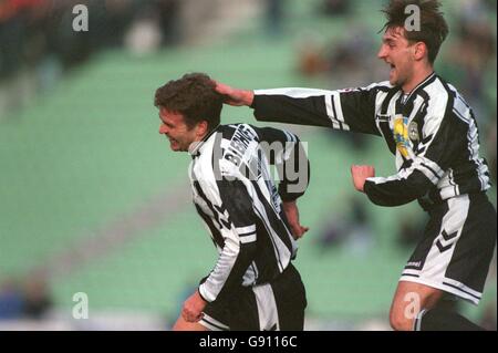 Oliver Bierhoff di Udinese e Tomas Locatelli festeggiano durante la partita Foto Stock