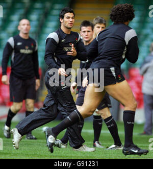 Mike Phillips (C) del Galles durante una sessione di allenamento al Millennium Stadium di Cardiff, venerdì 4 novembre 2005. Il Galles gioca la Nuova Zelanda nella serie perpetua Invesco il sabato. Vedi la storia della Pennsylvania RUGBYU Wales. PREMERE ASSOCIAZIONE foto. Il credito fotografico dovrebbe essere: Nick Potts/PA. Foto Stock