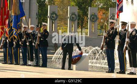 Il Principe di Galles depone una corona al secondo Memoriale della Guerra Mondiale a Washington DC, venerdì 4 novembre 2005. Il Principe di Galles e la Duchessa di Cornovaglia visitarono anche New Orleans, colpita dagli uragani, dove incontrarono alcuni di coloro la cui vita era lacerata dalla tragedia. La coppia reale ha fatto un giro di whistle-stop della città bassa-scolpita di disastro nello stato meridionale della Louisiana. Vedi la storia della Pennsylvania ROYAL Charles. PREMERE ASSOCIAZIONE foto. Il credito fotografico dovrebbe essere: John Stillwell/WPA/PA Foto Stock