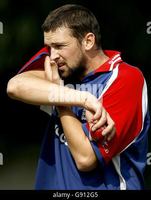 Inghilterra, il fast bowler Steve Harmison sente il calore nelle reti alla Pakistan Cricket Academy a Lahore, sabato 5 novembre 2005. Vedi storia della PA CRICKET England. PREMERE ASSOCIAZIONE foto. Il credito fotografico dovrebbe essere: Gareth Copley/PA. Foto Stock