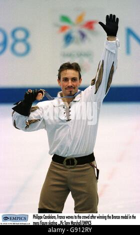 Figure Skating - Olimpiadi invernali - Nagano 1998 - programma Mens Free. Philippe Candeloro, Francia ondeggia alla folla dopo aver vinto la medaglia di bronzo nel pattinaggio Mens Figure Foto Stock