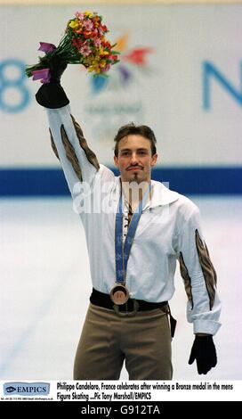 Figure Skating - Olimpiadi invernali - Nagano 1998 - programma Mens Free. Philippe Candeloro, Francia festeggia dopo aver vinto una medaglia di bronzo nel Mens Figure Skating Foto Stock