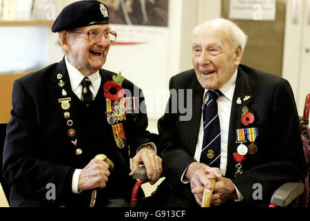 I veterani della prima guerra mondiale Bill Stone, 105, (L) e Henry Allingham, 109, al lancio del libro Max Arthur Last Post at the National Army Museum, Londra, mercoledì 9 novembre 2005, davanti al giorno della memoria. Foto. PREMERE ASSOCIAZIONE foto. Il credito fotografico dovrebbe essere: Andrew Parsons/PA. Foto Stock