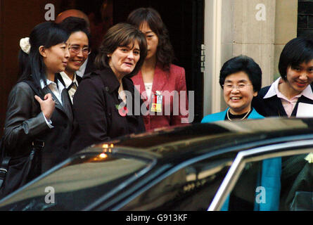 Cherie Blair offre addio alla moglie del presidente Hu Jintao della Cina (seconda destra, vestito turqouoise) sui gradini di 10 Downing Street, Londra, mercoledì 9 novembre 2005. Il presidente si trovava nel paese durante una visita di stato ed è ospite della Regina Elisabetta II della Gran Bretagna a Buckingham Palace. Guarda la storia della PA ROYAL China. PREMERE ASSOCIAZIONE foto. Il credito fotografico dovrebbe essere: Johnny Green/PA Foto Stock