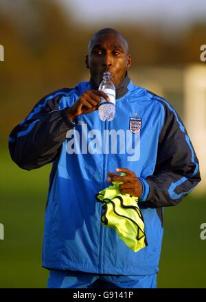 Calcio - amichevole - Argentina v Inghilterra - Inghilterra formazione - Carrington. Sol Campbell inglese Foto Stock