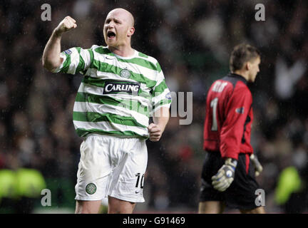 John Hartson (L) di Celtic celebra la vittoria del 2-0 sui Rangers durante la partita finale della CIS Cup al Celtic Park di Glasgow. Foto Stock