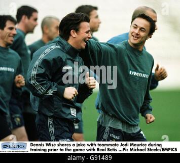 Calcio - Coppa delle Coppe europee - Quarter finale prima tappa - Chelsea v Real Betis - Chelsea Training. Dennis Wise (a destra) condivide uno scherzo con il compagno di squadra Jody Morris (a sinistra) durante l'allenamento prima del gioco con Real Betis Foto Stock