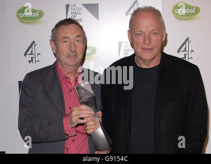 Nick Mason e Dave Gilmour (a destra) del backstage Pink Floyd alla UK Music Hall of Fame 2005 - finale dal vivo, presso l'Alexandra Palace, a nord di Londra, mercoledì 16 novembre 2005. La finale dal vivo fa parte della serie Channel 4 che guarda la musica popolare dagli anni '50 agli anni '90. PREMERE ASSOCIAZIONE foto. Il credito fotografico dovrebbe essere: Ian West/PA Foto Stock