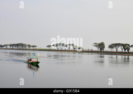 Persone sedersi e drive barca dalla coda lunga andare a Donsawan isola in Nong Han lago su gennaio 15, 2016 in Sakon Nakhon, Thailandia Foto Stock