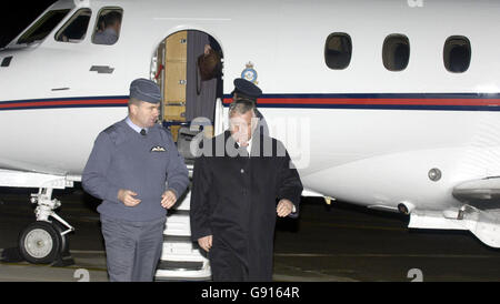 Il capitano del gruppo di comandanti della stazione Russ Torbet dà il benvenuto a Armed Forces Minster, Adam Ingram quando arriva a RAF Lossiemouth, Glasgow, giovedì 17 novembre 2005. La base scozzese RAF è stata scelta per ospitare la nuova generazione di aerei RAF, l'aereo da combattimento congiunto è previsto per sostituire la flotta Harrier. In una dichiarazione del Commons Ingram ha dichiarato che Lossiemouth era stata scelta prima di quattro altre opzioni in Inghilterra e Galles come "la soluzione più soddisfacente dal punto di vista operativo e conveniente". Vedere PA Story DEFENCE Planes. PREMERE ASSOCIAZIONE foto. Il credito fotografico dovrebbe essere: Danny Lawson/PA Foto Stock