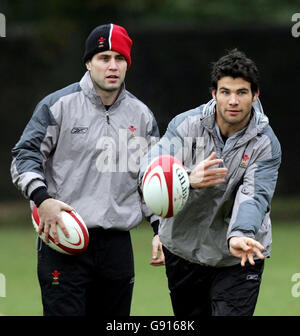 Il Galles sostiene in azione Mike Phillips (R) e Stephen Jones durante una sessione di allenamento ai Sophia Gardens di Cardiff, martedì 22 novembre 2005. Il Galles gioca in Australia a Cardiff il sabato. PREMERE ASSOCIAZIONE foto. Il credito fotografico dovrebbe essere: David Davies/PA Foto Stock