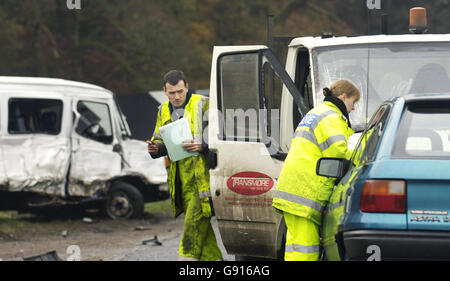 La scena a Dumfries e Galloway, martedì 22 novembre 2005, dopo che un bus scolastico è stato coinvolto in un incidente di tre veicoli, ferendo sei bambini. Gli allievi della scuola elementare erano in un bus del consiglio che era in collisione con un furgone e un'automobile di Astra di Vauxhall alle 8.30 circa. Uno dei giovani è stato descritto dall'autorità locale e dal Servizio di ambulanza scozzese come in una condizione 'seria' ma gli altri cinque bambini, tutti gli allievi alla scuola primaria di Closeburn, nella vicina Closeburn, non sono stati ritenuti gravemente feriti. Vedere PA Story ACCIDENT Bus. PREMERE ASSOCIAZIONE foto. Credito fotografico Foto Stock