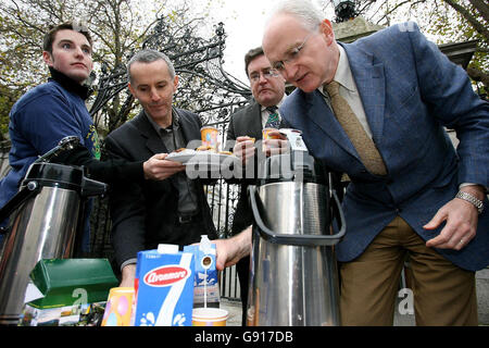 Green Party TD's r-l John Gormley, Dan Boyle e Ciaran Cuffe con Ewan Kelly dei giovani Verdi (a sinistra) fuori Leinster House Dublino Mercoledì 23 2005 novembre con una tazza di tè e biscotti Fair Trade. I giovani Verdi stavano lanciando 'Fair Trade Nation' chiedendo a tutte le organizzazioni statali di utilizzare il commercio equo Prodotti. Vedi PA Storia POLITICA libero scambio. PREMERE ASSOCIAZIONE FOTO. Il credito fotografico dovrebbe essere Julien Behal./PA Foto Stock