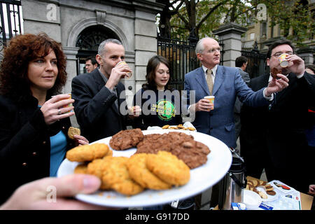 Green Party TD's e Counselors Left to Right Deidre de Burca, Ciaran Cuffe, Molly Walsh of Young Greens, John Gormley e Dan Boyle Outside Leinster House Dublin Mercoledì novembre 23 2005 con una tazza di Fair Trade Tea e biscotti.The Young Greens stavano lanciando 'Fair Trade Nation' invitando tutte le organizzazioni statali a fare Utilizzare i prodotti per il commercio equo e solidale. Vedi PA Storia POLITICA Commercio libero STAMPA ASSOCIAZIONE PHOTO credit should Read : Julien Behal./PA Foto Stock