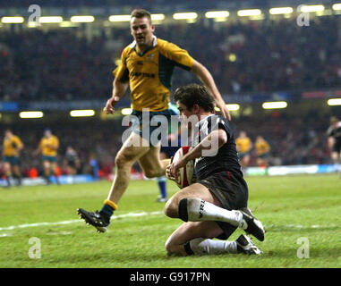 Il Wales' Shane Williams ha provato l'Australia durante la partita internazionale al Millennium Stadium di Cardiff, sabato 26 novembre 2005. PREMERE ASSOCIAZIONE foto. Il credito fotografico dovrebbe essere: David Davies/PA. Foto Stock