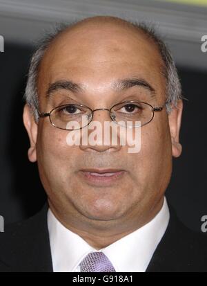 Keith Vaz MP in una cerimonia per presentare la star del cinema Jackie Chan con il World Diversity Award per conto della Next Step Foundation, al Mayfair Hotel nel centro di Londra, mercoledì 23 novembre 2005. PREMERE ASSOCIAZIONE foto. Il credito fotografico dovrebbe leggere Yui Mok/PA Foto Stock