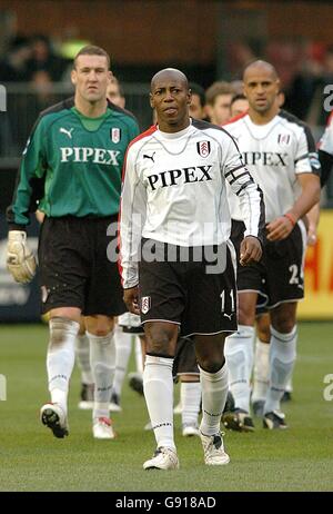 Il capitano di Fulham Luis Boa morte (c) guida il suo fianco Al campo fiancheggiato da Mark Crossley (l) e Alain Goma (r) Foto Stock