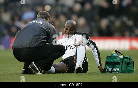 Calcio - fa Barclays Premiership - Fulham v Bolton Wanderers - Craven Cottage. Luis Boa morte di Fulham riceve il trattamento dopo una lesione inflitta da Gary Speed Foto Stock