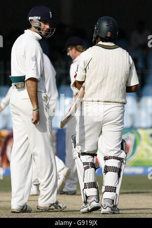 Il capitano dell'Inghilterra Michael Vaughan (L) parla con il pakistano battsman Mohammad Yousuf durante la terza giornata del terzo Test match allo stadio Gheddafi di Lahore, Pakistan, giovedì 1 dicembre 2005. Vedi storia della PA CRICKET England. PREMERE ASSOCIAZIONE foto. Il credito fotografico dovrebbe essere: Gareth Copley/PA Foto Stock