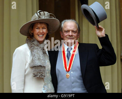 Attore Sir David Jason, il cui vero cognome è White e sua moglie, a partire da ieri, Lady White, in precedenza Gill Hinchcliffe, dopo aver raccolto la sua cavallerezza dalla Regina Elisabetta II della Gran Bretagna durante una cerimonia di investitura a Buckingham Palace, giovedì 1 dicembre 2005. Vedere la storia di PA INVESTITURA REALE. PREMERE ASSOCIAZIONE foto. Il credito fotografico dovrebbe essere: Fiona Hanson /PA/WPA rota. Foto Stock