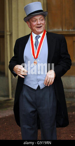 Attore Sir David Jason, il cui vero cognome è White, dopo aver raccolto la sua cavalleresca dalla Regina Elisabetta II della Gran Bretagna durante una cerimonia di investitura a Buckingham Palace, giovedì 1 dicembre 2005. Vedere la storia di PA INVESTITURA REALE. PREMERE ASSOCIAZIONE foto. Il credito fotografico dovrebbe essere: Fiona Hanson /PA/WPA rota. Foto Stock