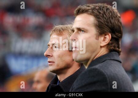 Calcio - amichevole - Francia / Germania - Stade de France. L'allenatore tedesco Jurgen Klinsmann e il team manager Oliver Bierhoff Foto Stock